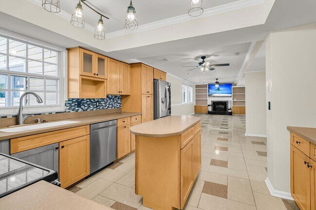 Building Photo - 121 Sully St