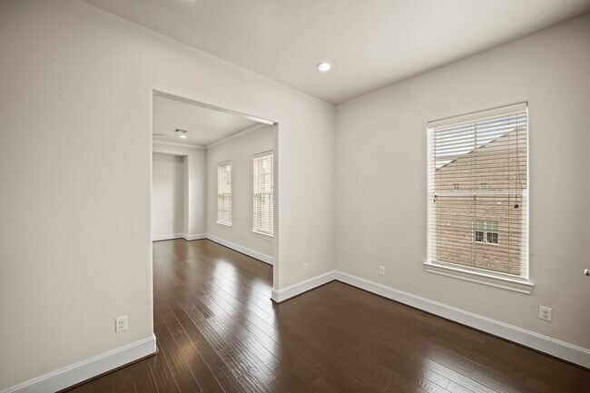 Building Photo - 2003 Covent Garden Station