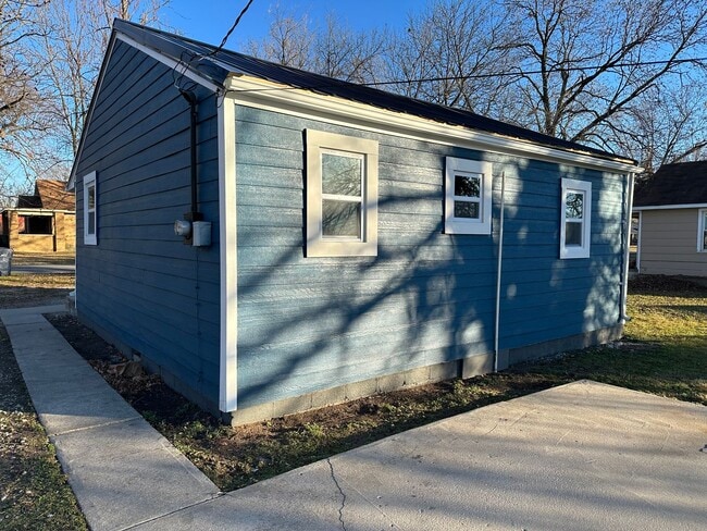 Building Photo - COMING SOON! Quaint & Cozy 2BR/1BA House in Baxter Springs
