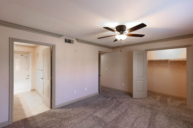 Building Photo - 2 Bed, 2 Bath 1st Floor Condo In West Las ...