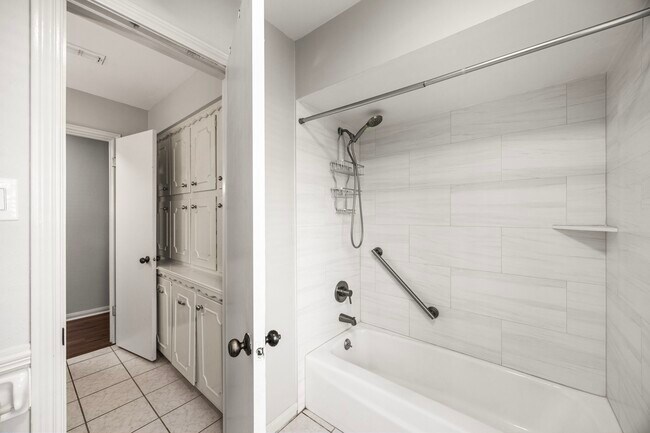 Building Photo - 11223 Oak Spring Dr