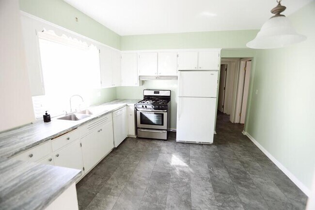 Building Photo - 829 Flat St NE