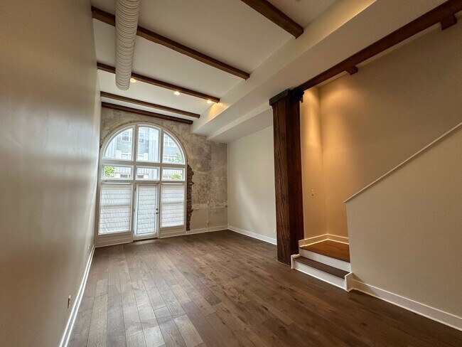 Building Photo - Desirable Nettleton rare vacancy massive  1Bd  2.5 bath with office/flex space , 2 parking space ...