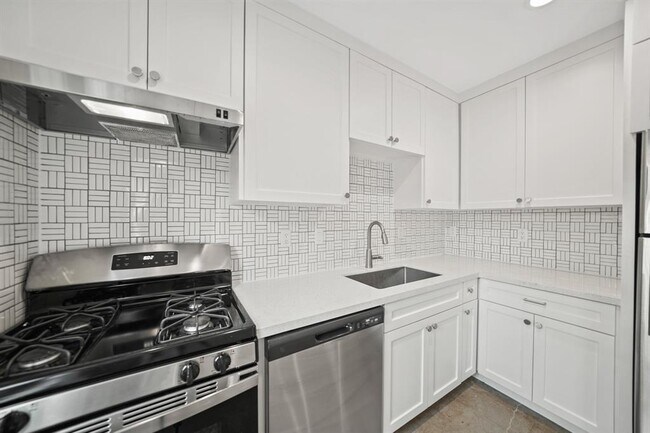 Building Photo - 520 Lovett Blvd