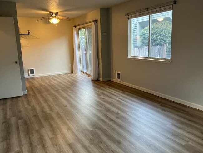 Building Photo - PERFECT COZY NEST