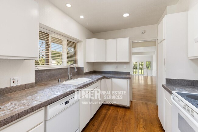 Building Photo - Fair Oaks Village Charmer