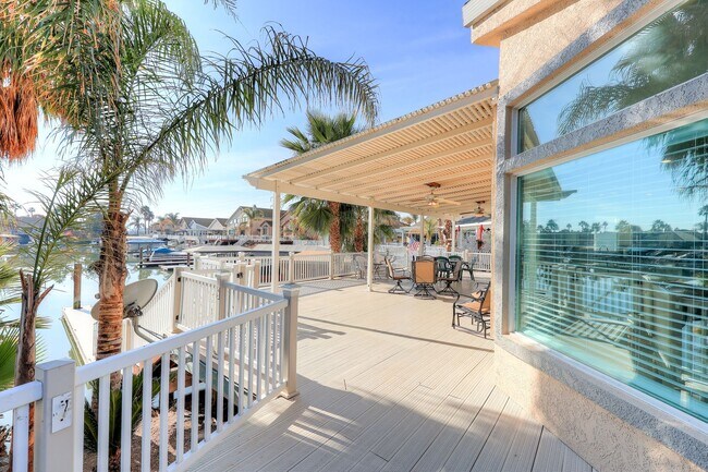 Building Photo - OPEN FLOOR PLAN WITH SIDEYARD PARKING AND ...
