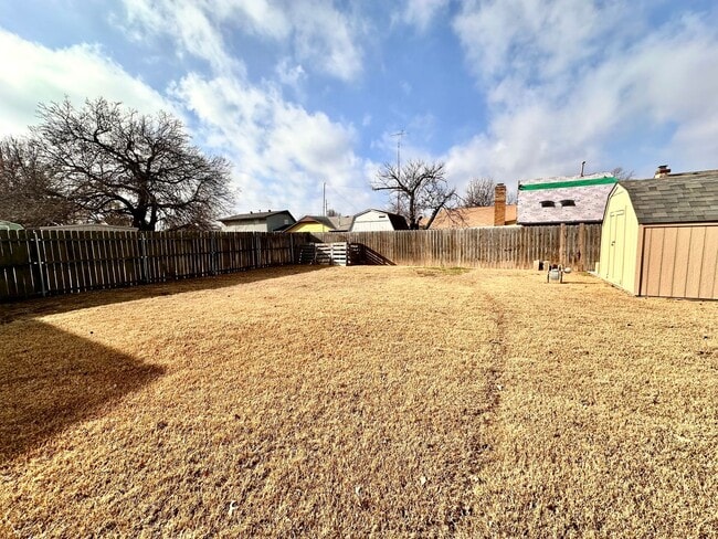 Building Photo - Spacious three bed home in Moore