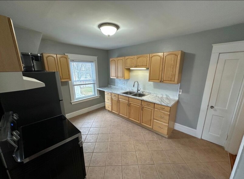 Building Photo - 545 Putnam Pike