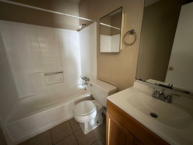 Building Photo - 917 N 7th St