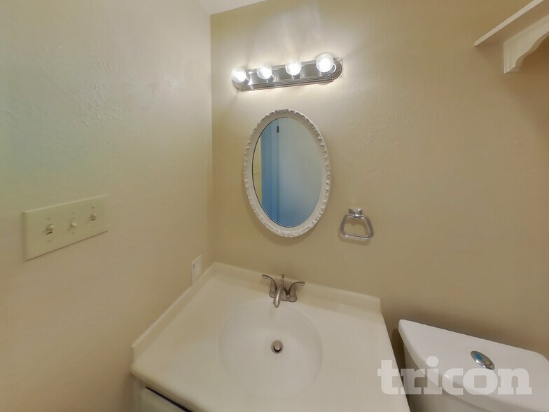 Building Photo - 345 Ivy Way