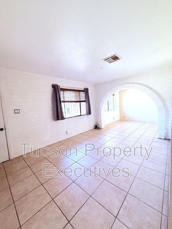 Building Photo - 3626 E Sylvane St