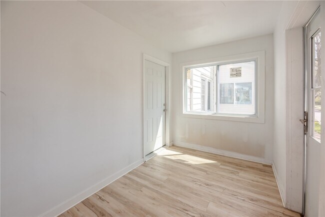 Building Photo - 575 Woodbine Ave