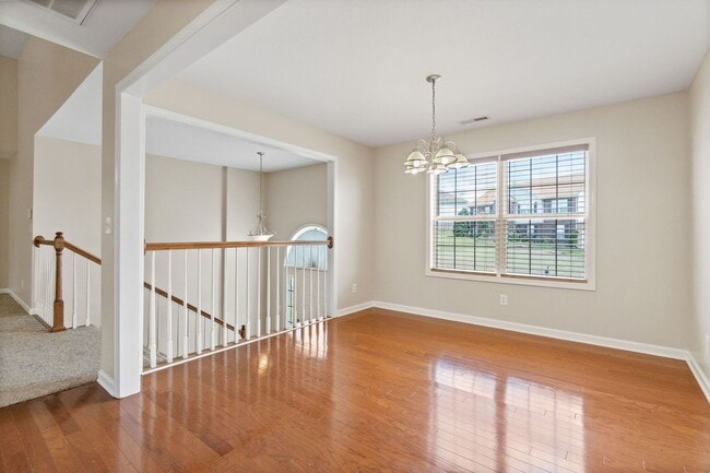 Building Photo - Come take a look at this 5 bedroom beauty!