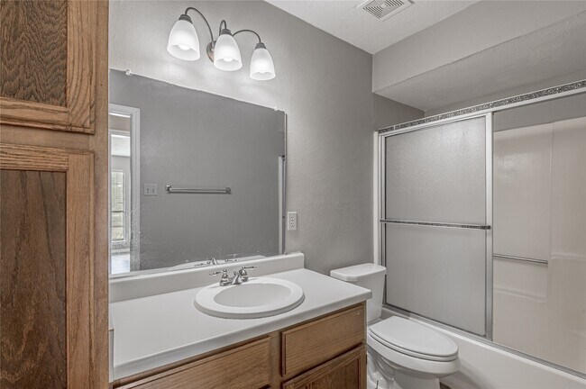 Building Photo - 2402 Sycamore Ave