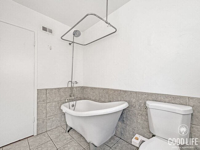 Building Photo - Stunning 2BD/2BA W/ Updated Kitchen, A/C, and Reserved Parking in La Mesa!