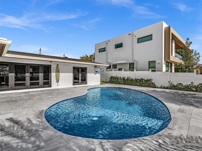 Building Photo - 2310 NE 48th Ct