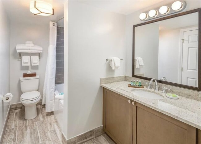 Building Photo - 405 Thames St