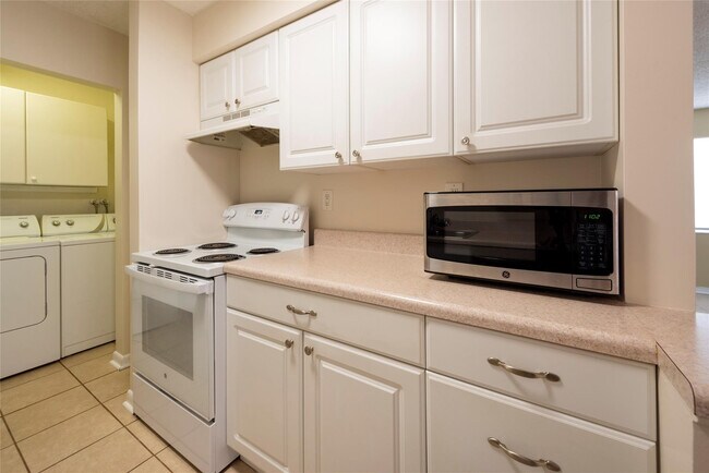Building Photo - 930 Mandarin Is