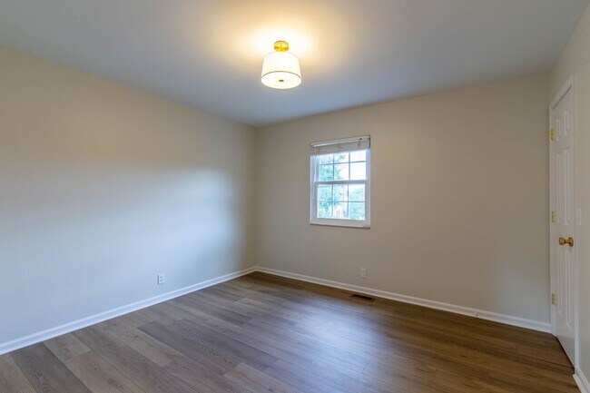 Building Photo - Charming Cul-de-Sac Home with Porch Swing & Wooded Views – 15 Mins from Nashville!