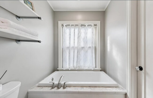 Building Photo - 2 Bed | 2 Bath Near TU!