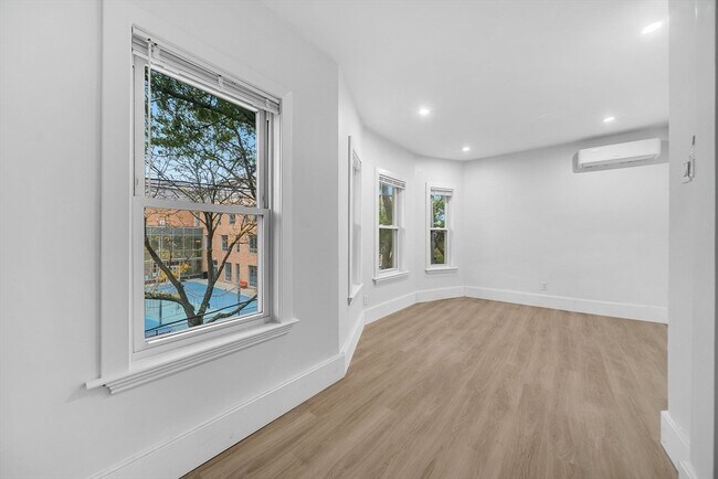 Building Photo - 92 Willow St