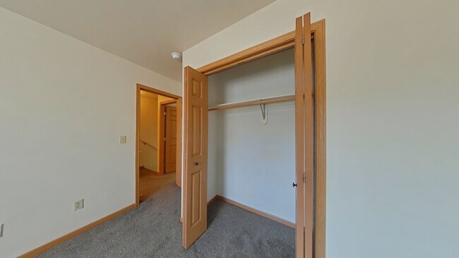 Building Photo - Gorgeous 2 Bedroom 1 Bathroom Townhouse St...