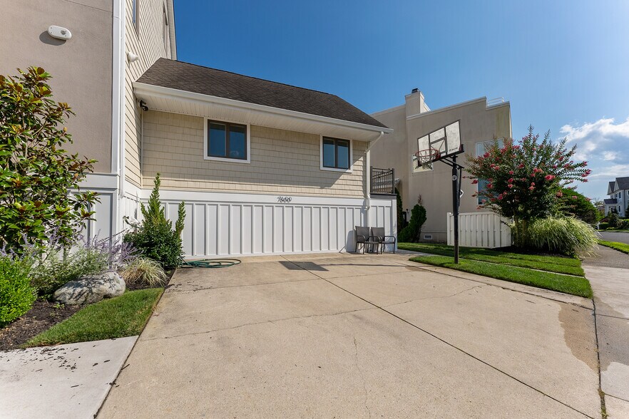 Building Photo - 7600 Bayshore Dr