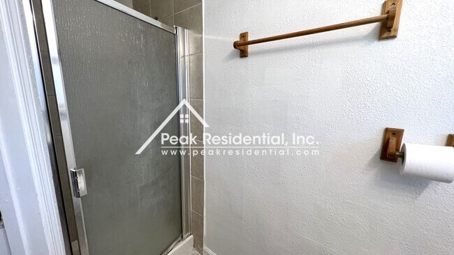 Building Photo - Nice 4bd/3ba House with 2 Car Garage