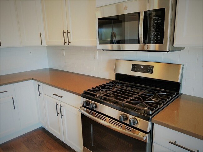 Building Photo - 6 MONTH LEASE AGREEMENT!