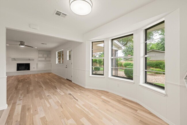 Building Photo - Modern Details and Interiors to a sought-a...