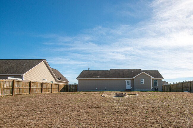 Building Photo - 303 Sinclair Ln