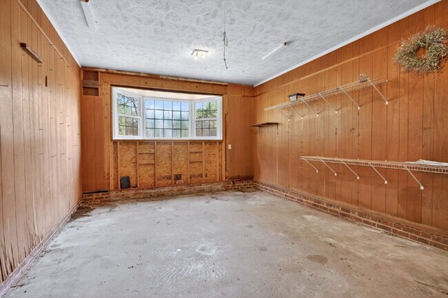 Building Photo - 636 N Wilkinson Dr