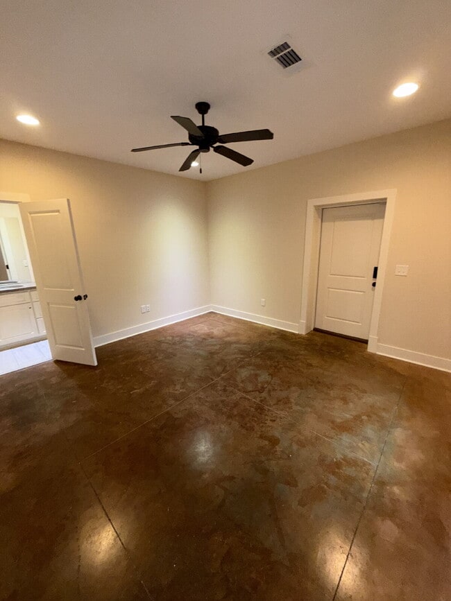 Building Photo - 712 Park Dr