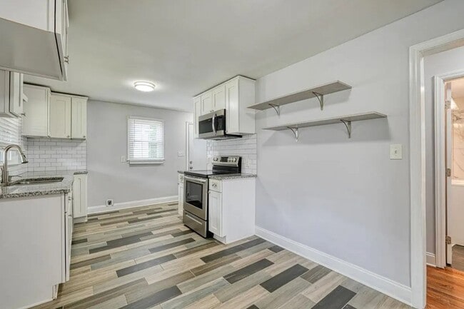 Building Photo - 215 Collins Ave