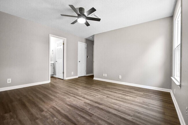 Building Photo - Pet Friendly Three Bedroom!