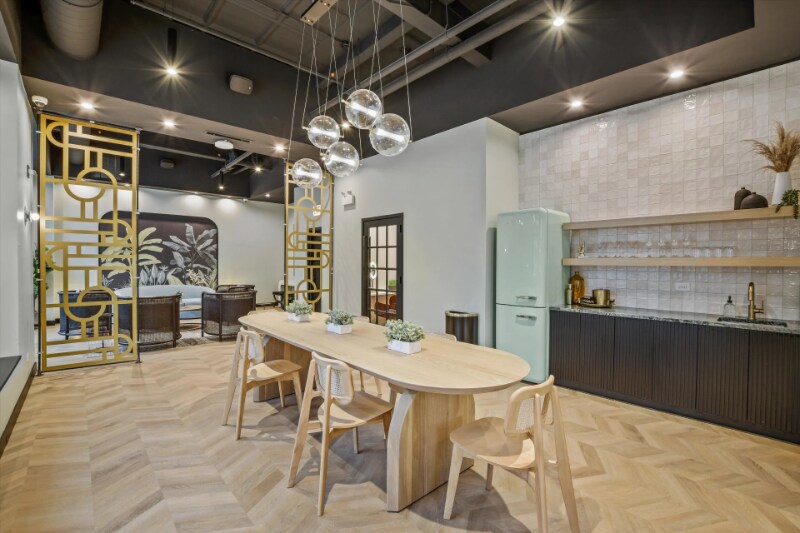 Building Photo - 1217 N La Salle Dr