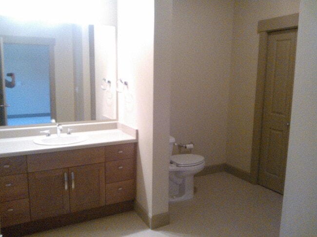 Building Photo - Bright Top-Floor Condo in the Heart of the...