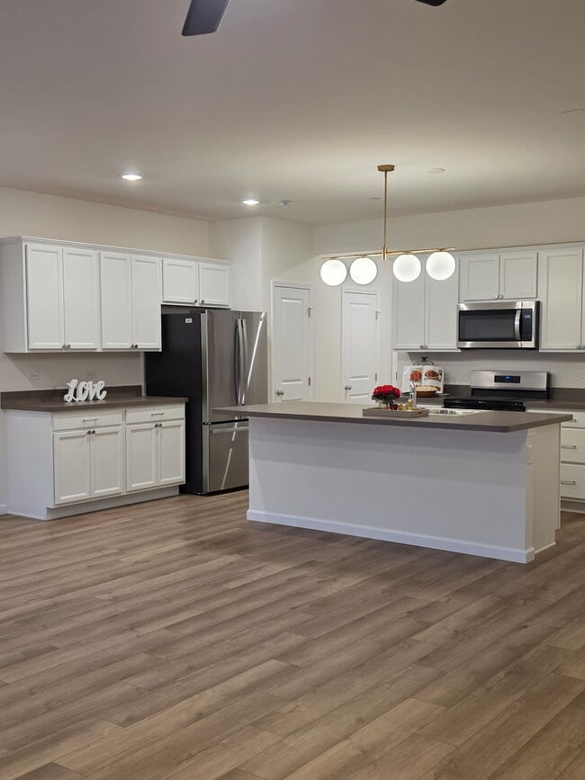 Building Photo - 5933 Hawkweed Dr