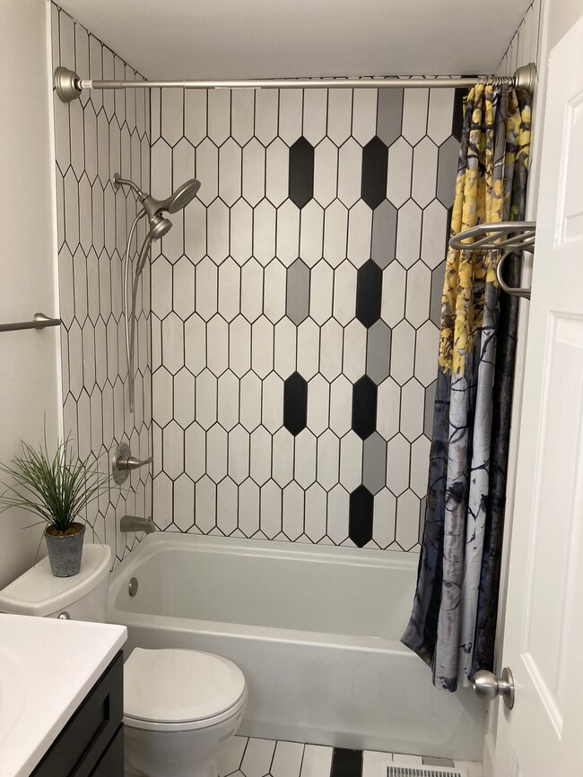 Beautifully tiled upstairs shower/tub. - 1419 N Hamilton Ave