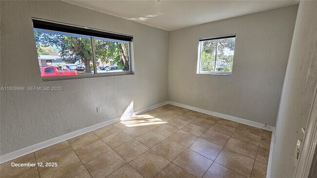 Building Photo - 1040 N 70th Ave