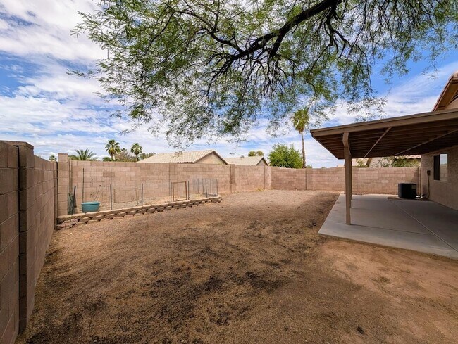 Building Photo - 15746 W Elm St