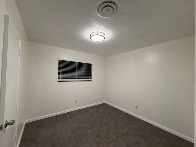 Building Photo - Move in ready 3 Bd 2BA home in upper NE Bakersfield