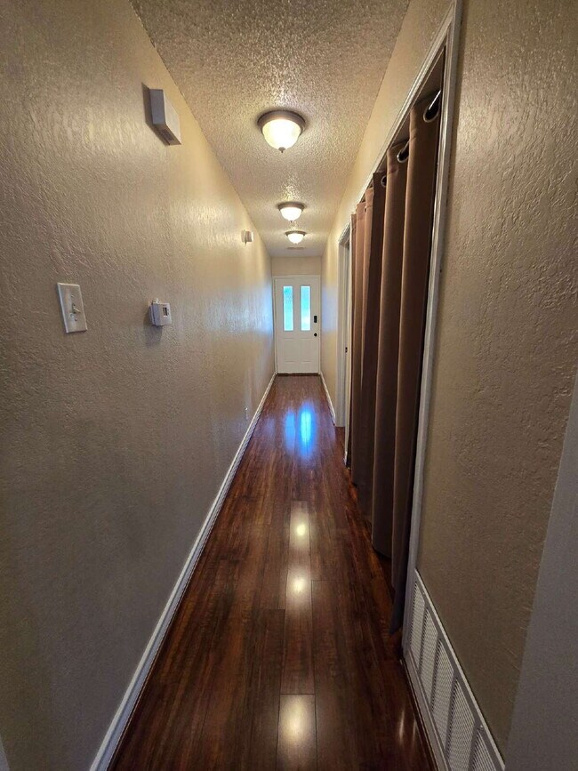 Building Photo - Stunning 1 Bedroom Condo with Gorgeous Views of Granbury Lake