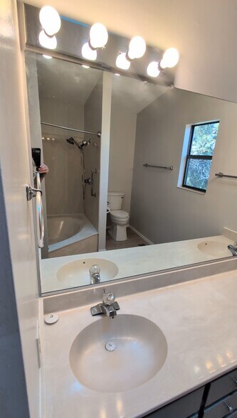 Building Photo - 4944 Summit Cir