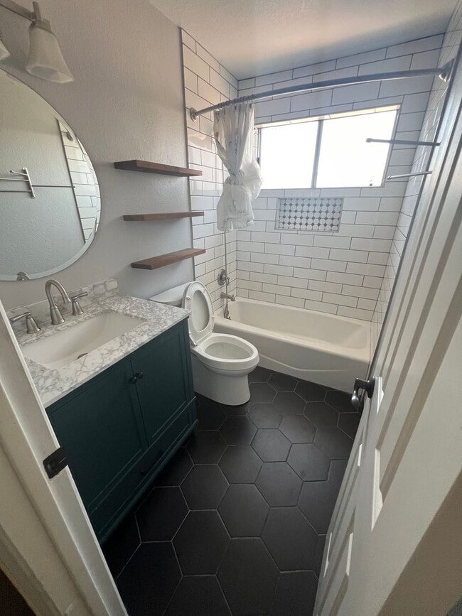 Building Photo - Lovely Condo bordering North Park & South ...