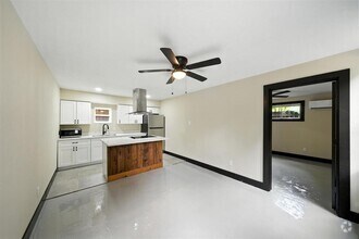 Building Photo - 811 Sul Ross St