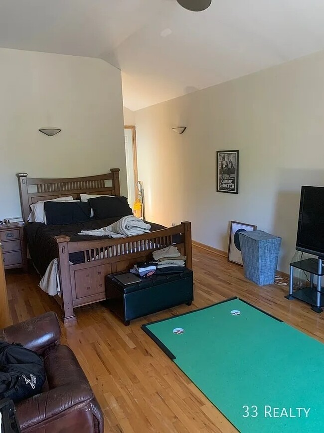 Building Photo - Top Floor Duplex Up, 3bd/2bth with Two Private Decks, Avail 7/1
