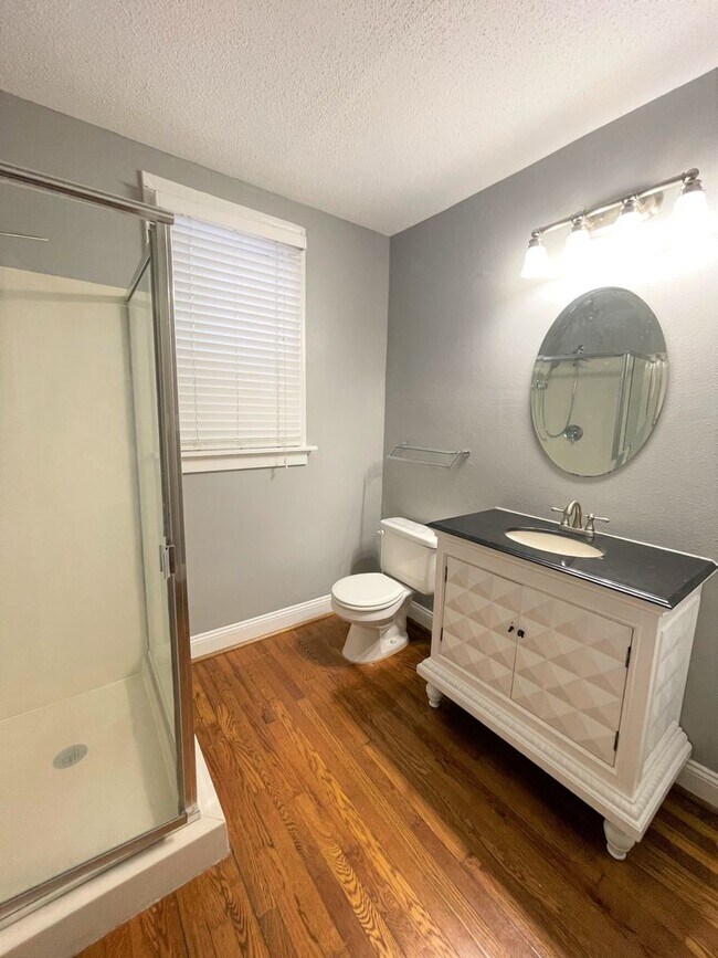 Building Photo - $1750 - Spacious & Updated 2B/2B Main Floo...