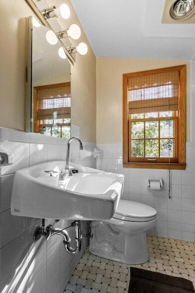 Building Photo - 201 Melbourne Ave SE